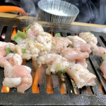 スタミナ苑 - ミックスホルモン 焼き焼き風景