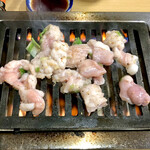 スタミナ苑 - ミックスホルモン 焼き焼き風景