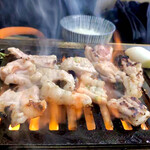 スタミナ苑 - ミックスホルモン 焼き焼き風景