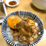 スタミナ苑 - 味付け玉子 オンザライスにテグタンぶっかけ