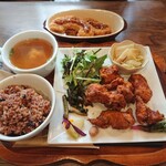 喫茶さえき - 鶏のからあげランチ、車麩カツ追加