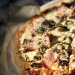 ギャラリーカフェ コデマリ - キノコとベーコンのマッシュルームソースピザ