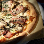 ギャラリーカフェ コデマリ - キノコとベーコンのマッシュルームソースピザ