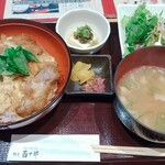 Rabu - ★★★★黒豚カツ丼 900円 カツ丼はある程度厚くて固めのロースが美味しいのだが、薄くて柔らかいカツ丼でダシもしっかり感じられ美味しかった！豚汁もサラダも付いててお得！