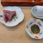 寿司 髙はし - 先付けのカツオ　程よい脂と厚み、もう美味しい。