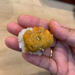 寿司 髙はし - 妻ちゃんの手に"雲丹に昆布塩"  ご飯ごと溶けます。　他の鮨もそうですが、シャリとの一体感ってよく聞くけど、これかぁ。。