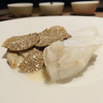 ラ カンロ - ④【Pomme de terre：キャビア イクラ】
      ★ スジアラの蒸焼き、馬鈴薯ペースト+セップ茸+クリームのソース、トリュフ掛け