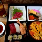 冨士寿司 - 料理写真:寿司ランチ(1100円税込)  味噌汁も付いてます。