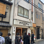 PIZZERIA MARITA - 席数が少なく回転率が良くないので、人数の割に時間がかかります。
      これで40分待ち。
      間口の狭さは京都っぽい。これで奥行きはあるんですよね。