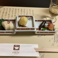 日本橋 伊勢重 - 【三点盛り】
                      新高屋のべったら漬、栗の茶巾、ヒラタケと生麩
                      
                      特筆すべきべったら漬は新高屋のもの。
                      宮内庁御用達だけあって思わず声に出すほど美味♡ 