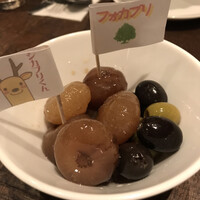 Focacceria la Brianza - オリーブと小玉ねぎのピクルス