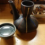 おてちきや - 芋焼酎 前割り 熱燗
      
      先にお水を入れて半日か１日ねかせる
      焼酎と水が馴染んで柔らかい芋焼酎になる
      そして人肌にレンチンすれぼOK
      家でも簡単にできる