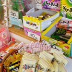 Yuntako - 店内で販売されている駄菓子