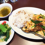 按田餃子 - 麻婆豆腐定食　青菜ともずくスープ付き　¥1150 　　麻婆豆腐は汁気のない感じで独特の香りとシビレ感が素晴らしい。つぶつぶ食感が食べ応えあるお肌に嬉しいハトムギご飯。