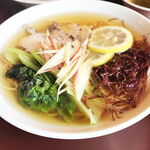 按田餃子 - 別の日の夜食蕎麦　¥800澄んだスープに黒胡椒風味の鶏肉と海藻、青菜、薬味野菜。 自家製ペースト二種類や黒酢で味変しながら楽しみました。