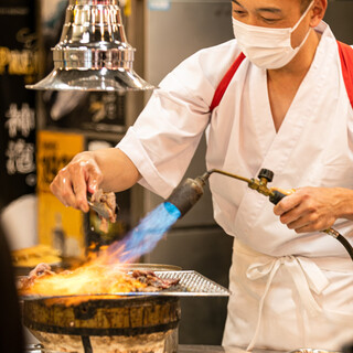 素手で魂込めて炙りあげる「まぐろホホ肉炙り焼き」も必食！