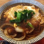 さか本 そば店 - 卵とじカツのせ蕎麦。カツ丼の具がそばに。甘く煮込んだカツがお酒のともだちになりそう。"ぬき"ありだね