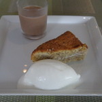 レストラン グースト - ヨーグルトのジェラート　アーモンドのケーキ　チョコレートとエスプレッソのパンナコッタ