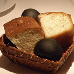 トラットリア スペランツァ エッセ - フォカッチャとイカスミパン