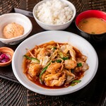 肉もつ屋 神坊 - ホルモン野菜炒め定食