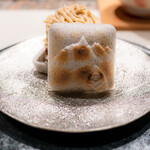 WAGYU 日山 - も最中の皮に人形町との事で人形が