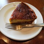 オーボンヴュータン - キッシュロレーヌ。プレートにはオーボンヴュータンのアイコンである洋梨が。