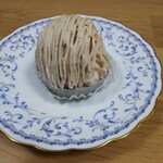 オーボンヴュータン - モンブラン。近頃の 栗そのものの風味を味わうモンブランとは対照的に、濃いマロンクリームを用いて モンブランという重厚なケーキを楽しむ仕立て。端的に言えばスッゲー好き。