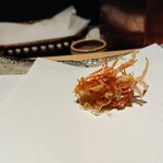 にい留 - 海老の頭、１尾目はそのまま、２尾目は塩で