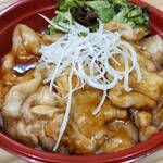 カフェ ユエ - 国産ブランド豚「ハーブ豚」を使用した豚丼。噛みしめるほどに香り高い肉の旨みでご飯が進みます。
味噌汁付き。