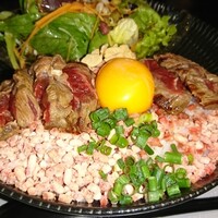 馬刺しと焼き鳥 グルマン三年坂 - 名物 グルマン丼