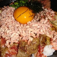 馬刺しと焼き鳥 グルマン三年坂 - プレミアム熊本肉丼