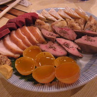 里葉亭 - ［盛合せ］　牛タンのハム　やげん軟骨のスモーク　白レバー　金柑　もも肉　カマンベール