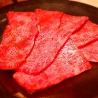 焼肉うしごろ 西麻布本店 - 上カルビ（マキ）。このクラスの肉になると、塩をまぶすのが正しい食べ方。