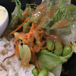 カフェ&キッチン ドリトル - ホームメイドコーンビーフカレー（税込　1,100円）評価＝◎、付け合せのサラダ（お豆が沢山です）