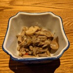 そば処 角弥 - お通し（舞茸）
