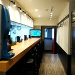 らぁ麺 すぎ本 - 店内奥の間。厨房、カウンター席ともシンプルで綺麗
                                この手前左手には製麺室、右手から入口に向かってテーブル席がございます。