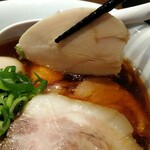 らぁ麺 すぎ本 - 食べてもらいたい鶏チャーシュー。
      手前の豚ちゃんもテリテリのウマウマです。