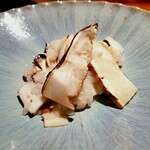 蒼 - 山形の松茸。香りを大切にしたかったと、傘の大きく開いたものを使って。　ご飯は、神経締めされた鱧を丸ごと一匹使った出汁で炊かれています。勿論、ノー・ソルト。