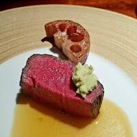 蒼 - 圧巻。上田畜産「但馬玄シャトーブリアンの炭火焼き」6時間かけて火入れされた均一な色合い。お肉の舌に纏わりつく食感と、旨みが最高。但馬玄のコンソメソースも神。大好きな蓮根三兄弟さんの蓮根を添えて。