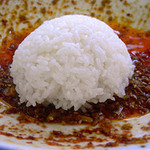 麺や金時 - 余ったラー油にご飯を投入！