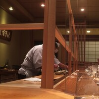 鮨 さかい - 白木のカウンターに溶け込む飛沫防止プレート