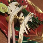 くろぎ - 焼き松茸。手で裂けます