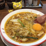 彩華ラーメン  - 生卵も綺麗に割れました、の図