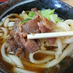 手打うどん こみや - お肉はもちろん馬肉（さくら肉）です。