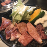 焼肉八七 - お肉、いい感じにサシ入ってます。