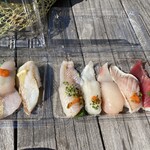 唐戸市場 活きいき馬関街 - 握り寿司(左から、炙り甘鯛、塩レモン炙りヒラメ、クエ、天然ふく、ブリ、ノドグロ、マグロ赤身)