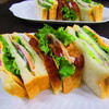 Cafeジューセン - 料理写真:燻製チキンとチェダーチーズのサンドイッチ