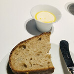 レフェルヴェソンス - 酸味の効いたパンに豆腐クリームチーズをつけて