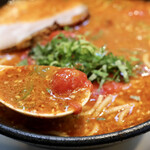 Ramen Senka Masagorou - 旨辛スープにトマトの酸味と大葉が絶妙にマッチ