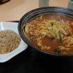 亀山パーキングエリア（上り線）売店 - 2010_亀山PAのぼり_特製牛骨味噌 亀山らーめん@780円？(失念)、ミニ炒飯@300円？(失念)